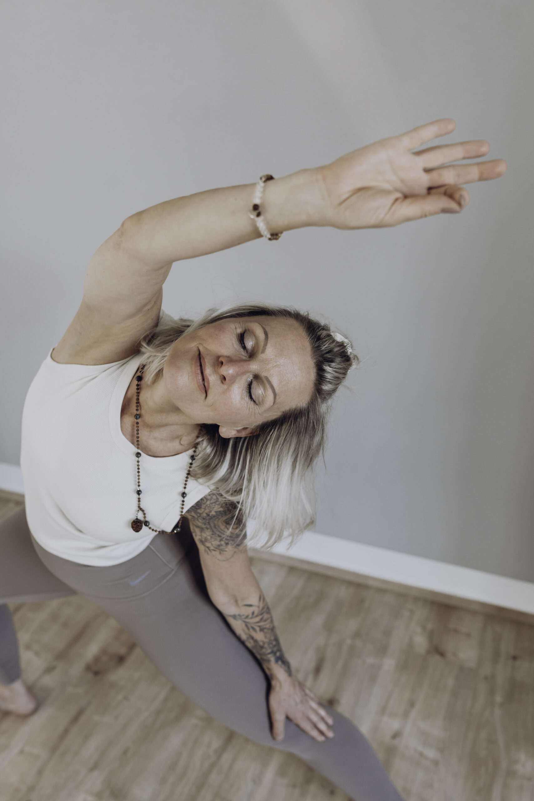 Janet Schröck steht an einer grünen Türe