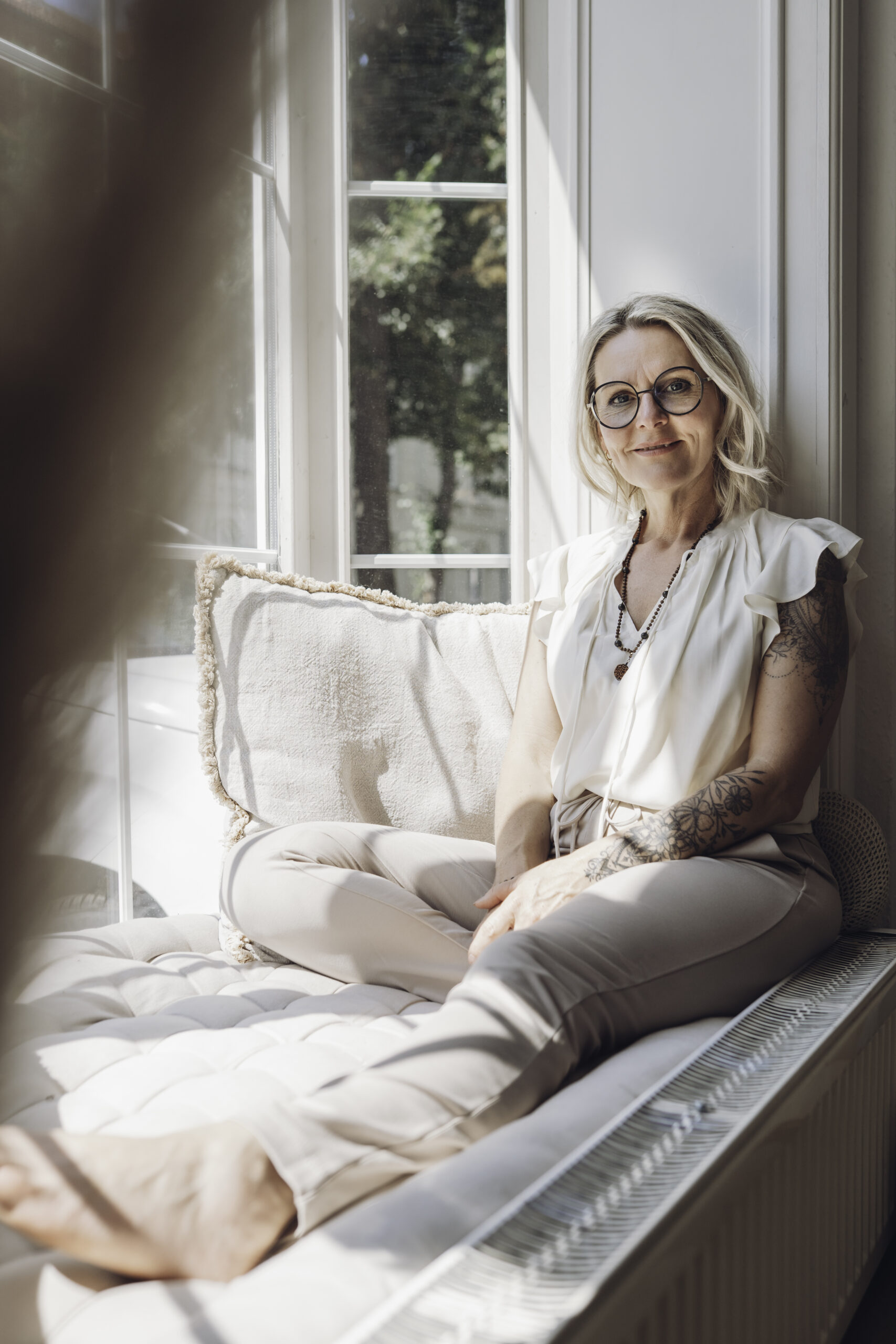 Janet Schröck steht an einer grünen Türe