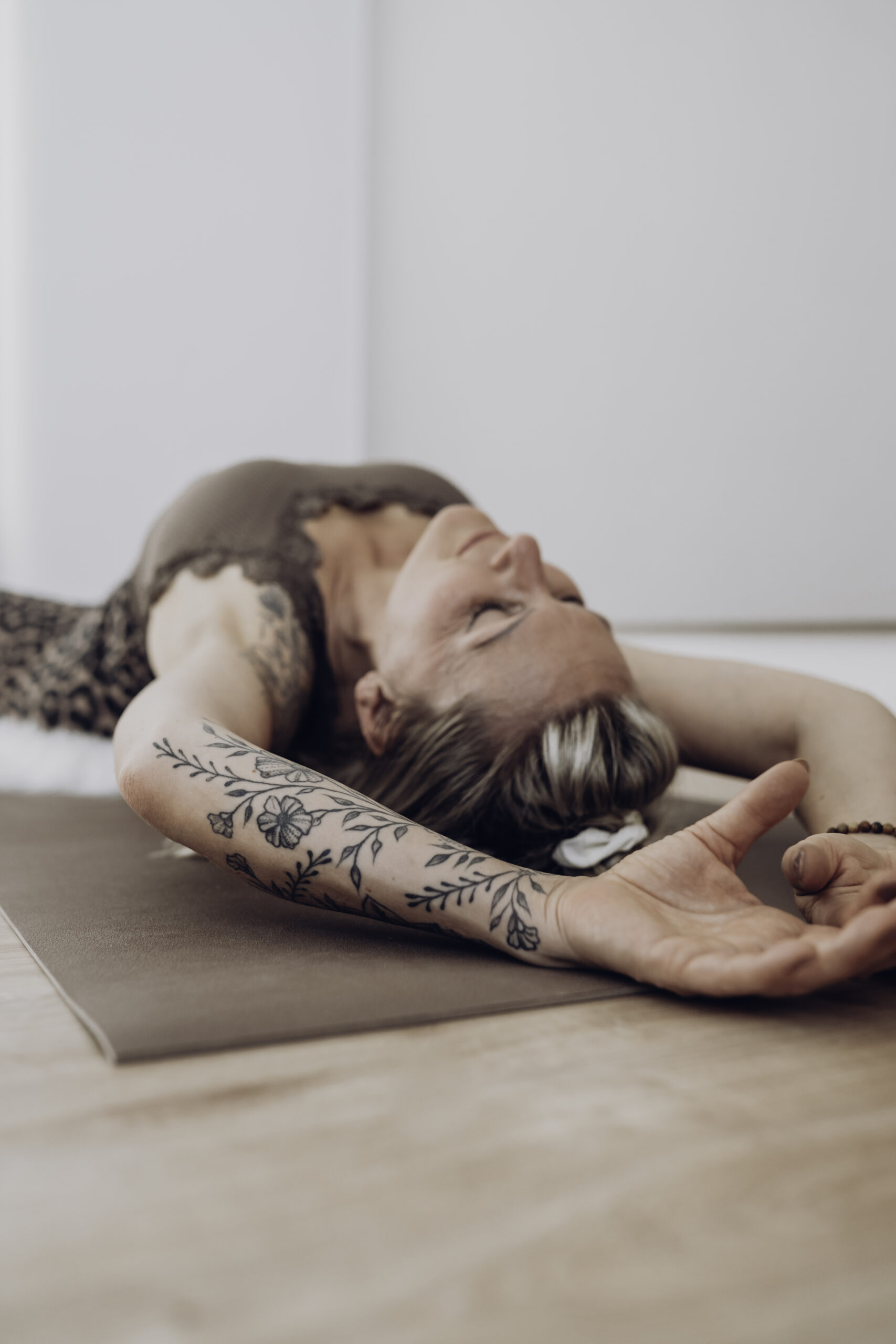 Janet Schröck steht an einer grünen Türe